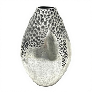 Florero Moderno de Metal Plateado Martillado - Centro de Mesa Decorativo de Aluminio Texturizado para Decoración de Hogar de Lujo y Bodas - Product Image 2