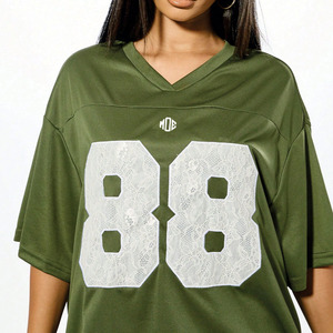 เสื้อฟุตบอลอเมริกันหญิงคุณภาพพรีเมียม สีเขียวมะกอก ผ้าตาข่าย คอวี ทรงโอเวอร์ไซส์ แต่งลายลูกไม้ติดหมายเลข รับผลิตตามสั่ง (OEM) สั่งซื้อจำนวนมาก ผลิตในสหรัฐอเมริกา - Product Image 4
