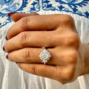 Anillo de halo ovalado de lujo con detalles de diamantes cultivados en laboratorio inspirados en hojas, diseño nupcial atemporal con brillo brillante. - Product Image 6