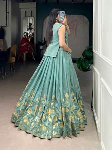 ชุดเลเฮนกาโชลีดีไซน์เนอร์แบบประกายวิบวับ พร้อมงานปักดิ้นและฟอยล์ สำหรับงานปาร์ตี้ทุกโอกาส ทุกฤดูกาล - Product Image 5