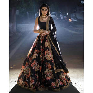 FANTAISIE SATIN IMPRESSION NUMÉRIQUE DIAMANT TRAVAIL LEHENGA CHOLI AVEC DUPATTA NOIR - Product Image 1