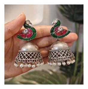 Magnifiques boucles d'oreilles pendantes de style indien Jhumka, en alliage, avec pierres de kempstone, plumes et perles, motif paon de designer - Product Image 4