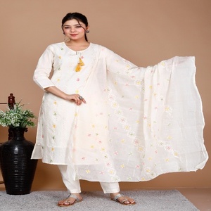 Conjunto de Kurta de Boda Tradicional de Algodón Blanco Elegante para Mujer NIYANI, Bordado Floral Delicado, Dupatta Suave, Ropa Étnica de Rajasthan - Product Image 2