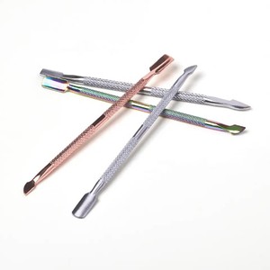 เครื่องมือดันหนังกำพร้าโลหะทนทานขอบสีเงิน พร้อมด้ามจับแบบมีลายเพื่อการทำความสะอาดและตกแต่งเล็บอย่างง่ายดาย - Product Image 4