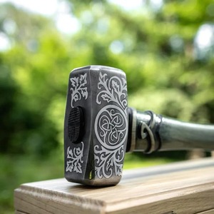 Marteau Viking avec gravure Triskelion, face rectangulaire, poignée texturée, manche en bois, design antidérapant - Product Image 5