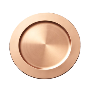 Assiettes de présentation métalliques élégantes, finition dorée, conçues pour une élégance intemporelle sur les tables de fêtes et de vacances. - Product Image 5