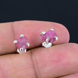 Boucles d'oreilles en tourmaline rose, faites à la main en argent sterling 925, bijoux bruts, boucles d'oreilles clous brutes, au prix d'usine - Product Image 1