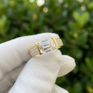 Anillo de Compromiso con Diamante Corte Esmeralda, Banda de Oro Amarillo con Piedras Laterales Pavé, Joyería Clásica para Mujer, Certificado GIA - Product Image 1