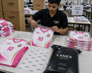 Conjunto de Uniforme de Fútbol Elegante, Diseño Blanco, Rosa y Dorado, Jersey y Pantalones Cortos de Alto Rendimiento para Entrenamiento de Club y Partidos Deportivos - Product Image 5