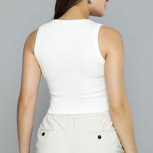 Top court en tricot doux, très tendance, avec encolure dégagée et col haut sans manches, pour un look parfait - Product Image 4