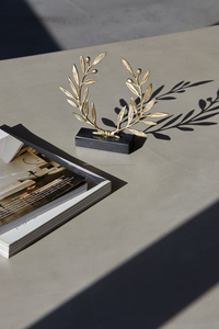 Base Moderna de Mármol con Soporte Metálico para Exhibición de Esculturas Decorativas, Trofeos y Figuras - Diseño Ecológico y Duradero para Jardín Exterior - Product Image 2