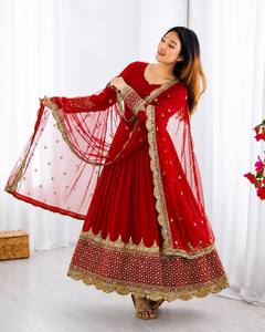 Costume Anarkali traditionnel rouge pour femmes avec dupatta brodée d'or, coupe ample, longueur au sol, style indien pakistanais - Product Image 3