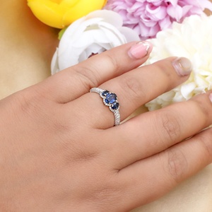 Vente en gros de bague halo à trois pierres en saphir bleu ovale naturel en or jaune 14 carats, bijoux Memoria - Product Image 6