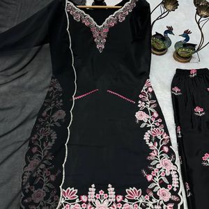 Top de crepé francés pesado de diseñador con bordados, con pantalón a juego y dupatta de georgette de zorro pesado con encaje bordado para mujer - Product Image 5