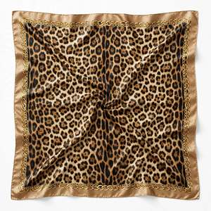 Écharpe en soie à imprimé feuilles pour femme avec bordure chaîne dorée, châle carré en satin, accessoire de mode estival, cadeau, extérieur - Product Image 1
