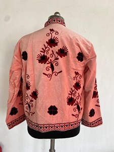 เสื้อแจ็คเก็ตกำมะหยี่สีชมพูสุดหรู ทรงครอป พร้อมลวดลายดอกไม้ซูซานีอันประณีต  แบบเอธนิค แขนยาวเต็มตัว ดีไซน์เนอร์โค้ท - Product Image 5