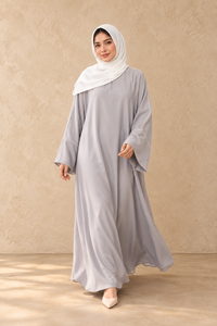 Abaya Mishkat Couture gris argenté en tissu Nida avec bordure blanche, manches cloche et hijab blanc, longueur MAXI, tenue de soirée, style modeste - Product Image 4