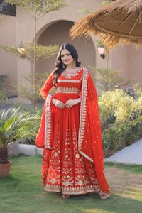 ชุดเดรส Anarkali ดีไซน์หรูหราสำหรับผู้หญิง ผ้าจอร์เจตต์ลายดอกไม้ประดับด้วยงานปักดิ้นทองและเลื่อม พร้อมกางเกงและผ้าคลุมไหล่ - Product Image 5