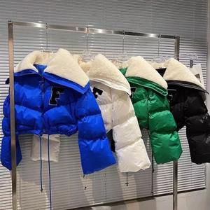 Blouson matelassé blanc avec logo F brodé, col rabattu, fermeture éclair, coupe courte et ample, vêtement d'hiver unisexe, style preppy - Product Image 5
