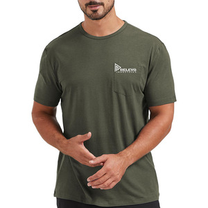 เสื้อยืดแขนสั้นสีเขียวมะกอกสำหรับผู้ชายจาก Relevo Industries ผ้าคอตตอนเจอร์ซีย์ ทรงปกติ คอกลม สีพื้น มีกระเป๋าหน้า - Product Image 1