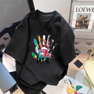 Camiseta Negra de Manga Corta para Hombre con Estampado Colorido de Huellas y Frase 'Say Hi', Cuello Redondo, Estilo Casual, Corte Regular, en Algodón - Product Image 1