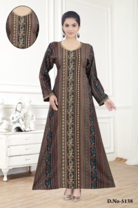 Robe kaftan ethnique florale pour femmes de la marque Roopali Creation, en tissu Alphine et broderie manuelle aérienne - Product Image 1