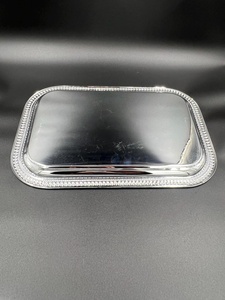 Bandeja de Almacenamiento Rectangular de Metal con Acabado Pulido, Diseño Clásico para Uso en Mesa - Product Image 2