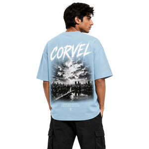 T-shirt pour homme coupe oversize à col rond et manches courtes, avec illustration artistique de silhouette urbaine au dos, graphisme typographique brossé et logo personnalisé - Product Image 1