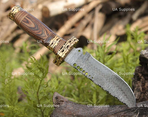 Cuchillo de caza de hoja fija de acero de Damasco forjado a mano personalizado UA Supplies con mango grabado de madera y latón, funda de cuero, OEM - Product Image 4