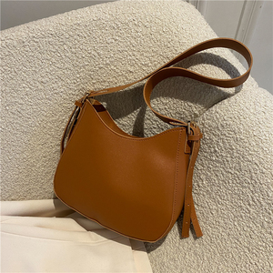 Sac bandoulière en cuir, forme minimaliste, mode, usage quotidien, couleur marron foncé, sac banane - Product Image 3