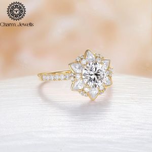 แหวนหมั้นรูปดอกไม้ประดับมอสซาไนต์สีเงินสำหรับผู้หญิงจาก Charm_Jewells รับรองโดย IGI น้ำหนัก 3 กรัม ตัวเรือนแบบหนามเตย ทรงบริลเลียนท์คัท สไตล์คลาสสิก - Product Image 3