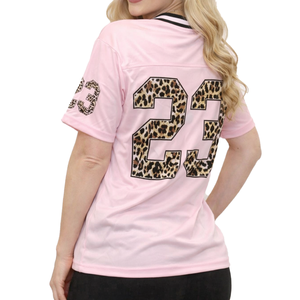 Camiseta deportiva oversize de fútbol americano rosa con cuello en V para mujer, con estampado de leopardo y número, estilo urbano, ligera, para pedidos OEM - Product Image 5