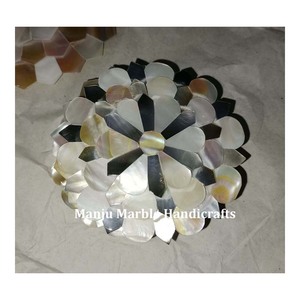 Nouvelle édition de miroirs décoratifs ronds polis en nacre noire et blanche à un prix très raisonnable - Product Image 4