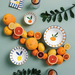Bol à salade en céramique de qualité supérieure, design artisanal rond et profond en forme de feuille d'olivier, finition brillante pour une table contemporaine - Product Image 4
