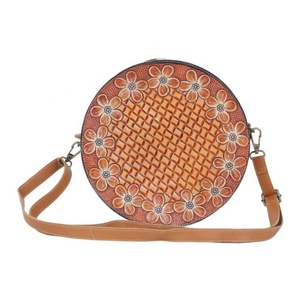 Sac fourre-tout en cuir rond de luxe pour femmes Style occidental repoussé à la main Design floral et solitaire prêt à stocker sac de cantine pour femmes - Product Image 1