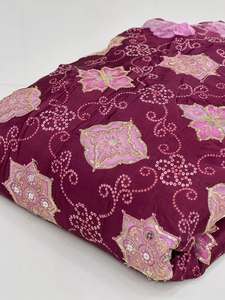 Tissu imprimé de qualité supérieure avec broderie, un textile moderne conçu pour les collections de mode et de vêtements élégants. Ce tissu est un article essentiel pour la mode. - Product Image 2