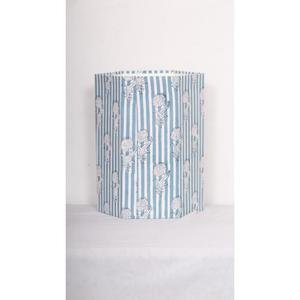 ถังขยะทรงหกเหลี่ยมแบบพับได้ ทำจากผ้าฝ้ายและกระดาษแข็ง งานแฮนด์เมด ดีไซน์สวยงาม พิมพ์ลาย DIY ใช้ได้ทั้งภายในและภายนอกอาคาร เหมาะสำหรับใช้ในบ้าน สำนักงาน หรือริมถนน - Product Image 1