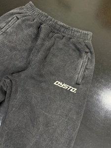 Ensemble de survêtement personnalisé pour homme en coton 100% avec sweat à capuche délavé et pantalon évasé, broderie vieillie et grands patchs - Product Image 3