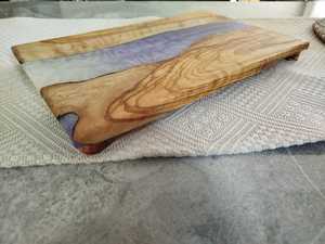 Planche à découper et à servir rustique en bois d'acacia et résine époxy, faite à la main, durable et décorative, pour fromage, pain, fruits - Product Image 1
