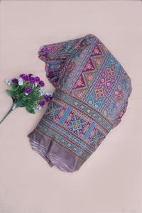 Tela Crepé Natural Color Lavanda Empolvado con Estampado Geométrico Étnico y Borde Ornamental Paisley para Confección de Kurti - Product Image 2