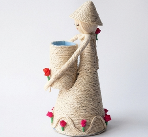 Poupée artisanale tissée à la main avec des fleurs rouges, décoration bohème pour la maison, présentation sur table intérieure - Product Image 3