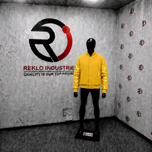 Veste Bomber Varsity Jaune 100% Premium – Maquette Vue Avant avec Boutons Pression – Design Haute Qualité pour Vêtements d'Extérieur Athlétiques Hiver - Product Image 3