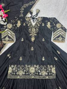 Vestido de Novia Tradicional Indio-Pakistaní de Seda Negra Bordada, Largo hasta el Suelo, Corte Regular, con Detalles en Dorado - Product Image 5