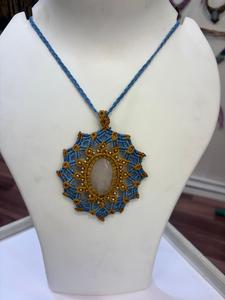 Collier pendentif en macramé orange et vert fait main avec pierre d'améthyste et perles dorées, bijoux de style bohème, vente en gros - Product Image 3