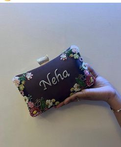 AZIZA FASHION DREAM Pochette brodée florale avec strass, accessoire de mode ethnique toutes saisons - Product Image 1