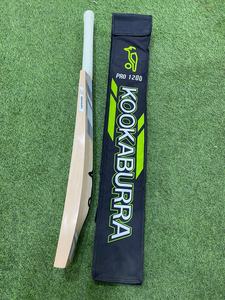 BATES DE CRÍQUET DE MADERA DE SAPO INGLÉS CON MANOJERA CORTA KOOKABURRA - Product Image 3