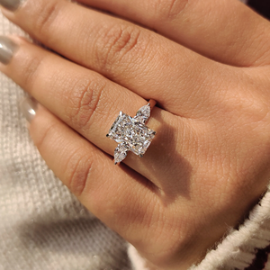 Bague de Mariage Premium en Diamant Taillé Radiant Bicolore avec Pierres Latérales en Poire, Bijoux de Mariée de Laboratoire, Fournisseur en Gros en Ligne - Product Image 1