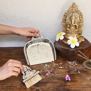 Balayette à poussière industrielle en métal pour le balayage des sols commerciaux, avec une conception de poignée robuste et une utilisation durable pour le nettoyage à long terme - Product Image 5