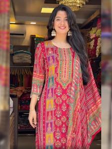 ชุดคุร์ตีผ้ามัสลินคอโอแบบน่ารัก ปี 2026 พร้อมกางเกง ผ้าคลุมไหล่ แขนยาว แต่งลูกไม้ลาตคานและกระจกแท้ ทำให้เทศกาลของคุณโดดเด่น - Product Image 5