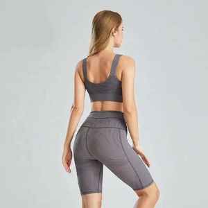 Ensemble de sport pour femme : soutien-gorge de sport et short cycliste gris à imprimé abstrait, tricoté, respirant, tenue d'entraînement deux pièces toutes saisons - Product Image 3
